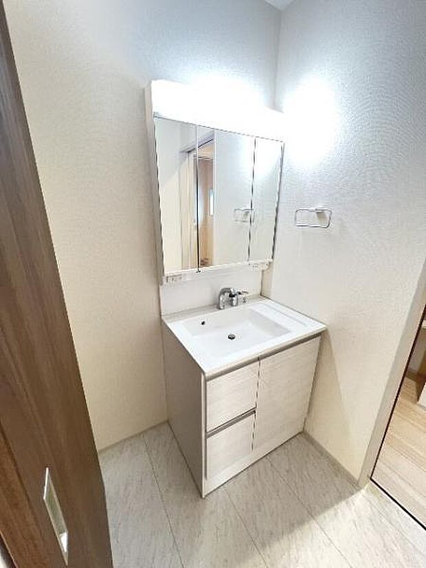 シャワー付き洗面化粧台です。手軽にシャンプーができ、お掃除もしやすいですね。