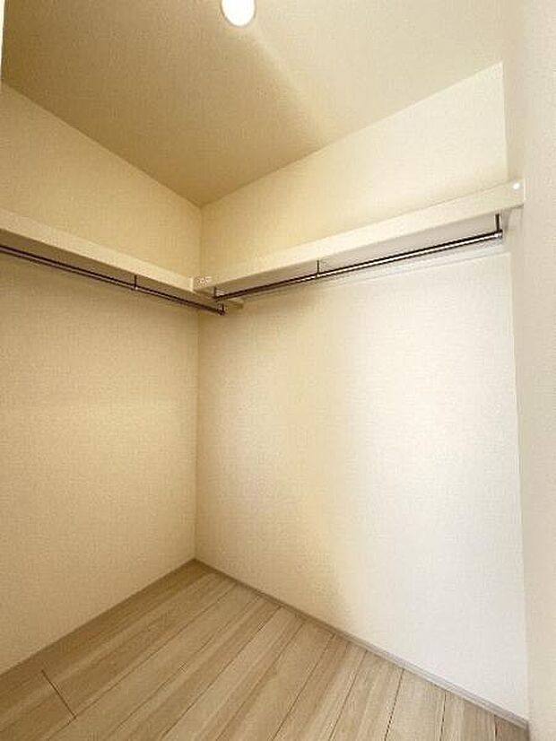 ウォークインクローゼットがあり収納スペースも豊富。季節物もスッキリ片付きそうです。