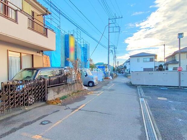 前面道路を含めた現地写真です。