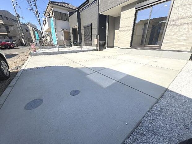 駐車場です。前面道路との高低差も少なく、スムーズに出入りできます。