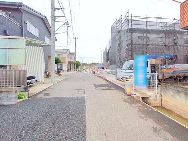 前面道路を含めた現地写真です。