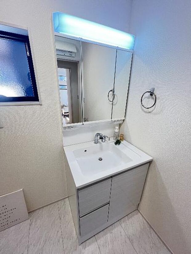 シャワー付き洗面化粧台です。手軽にシャンプーができ、お掃除もしやすいですね。