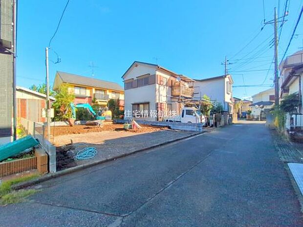 前面道路を含めた現地写真です。