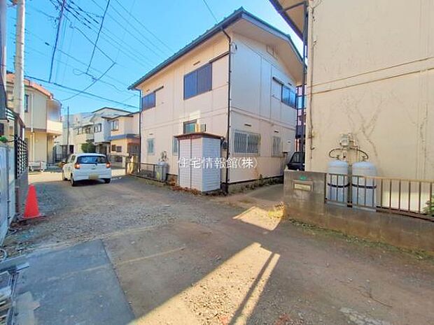 前面道路を含めた現地写真です。