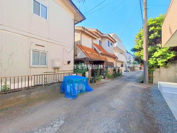 前面道路を含めた現地写真です。