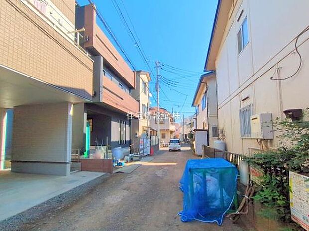 前面道路を含めた現地写真です。