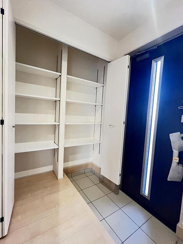 散らかりがちな玄関もスッキリの玄関収納付。