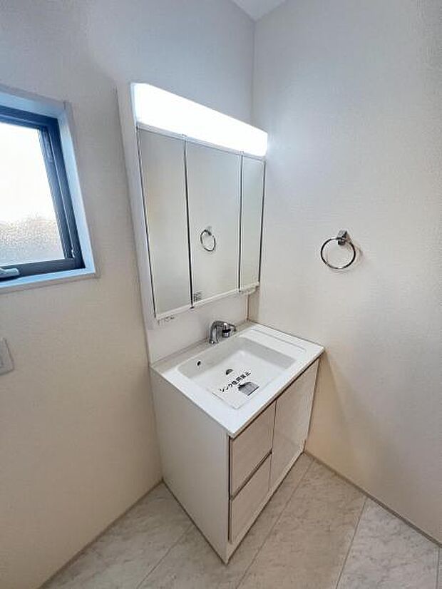 洗面化粧台です。朝の身支度から1日が始まります。