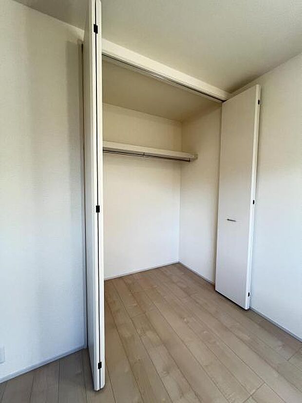 いつでもお部屋をスッキリお使い頂ける収納スペースを設置。