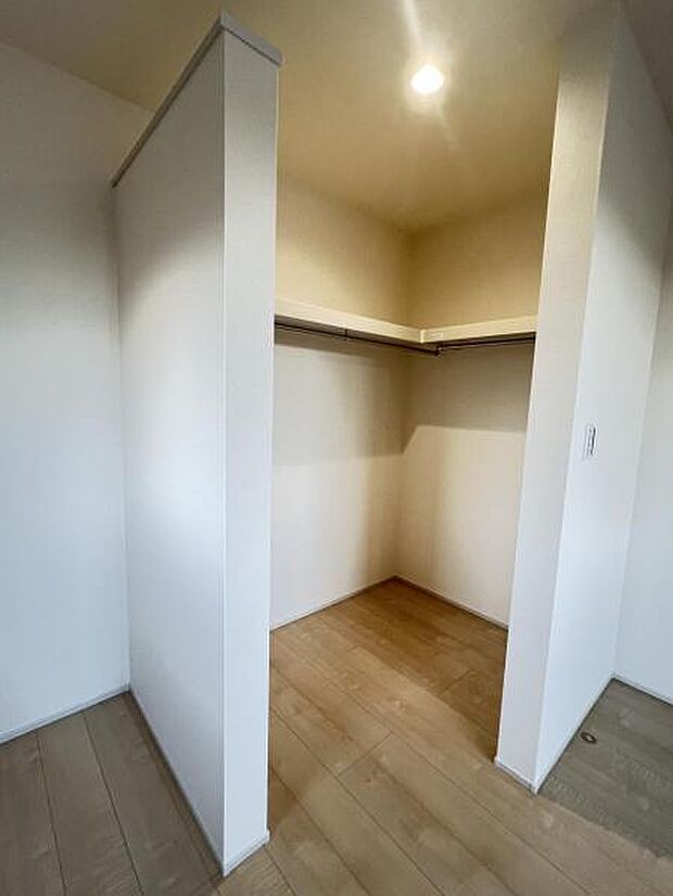 ウォークインクローゼットがあり収納スペースも豊富。季節物もスッキリ片付きそうです。