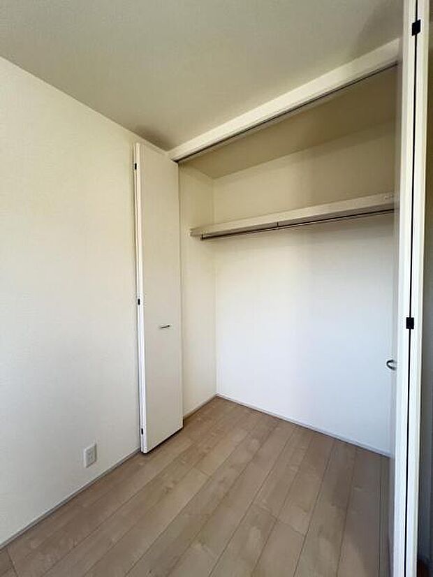 いつでもお部屋をスッキリお使い頂ける収納スペースを設置。