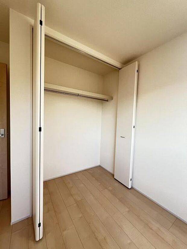 いつでもお部屋をスッキリお使い頂ける収納スペースを設置。