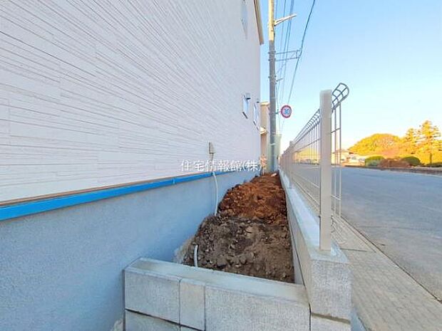 前面道路を含めた現地写真です。