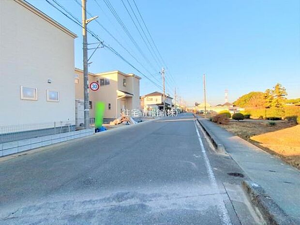 前面道路を含めた現地写真です。