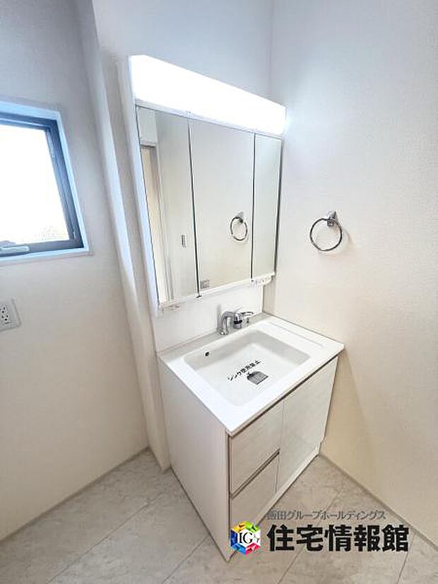 洗面化粧台です。朝の身支度から1日が始まります。