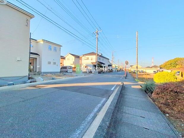 前面道路を含めた現地写真です。