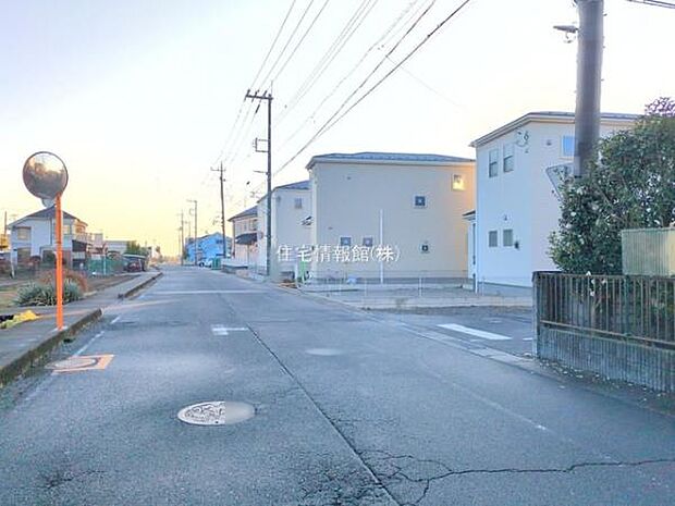 前面道路を含めた現地写真です。