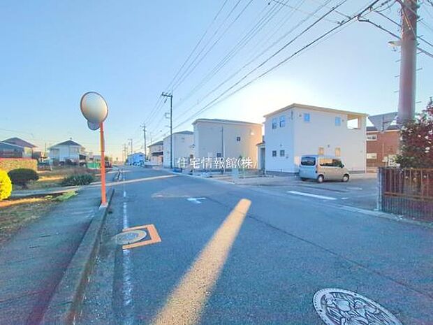 前面道路を含めた現地写真です。