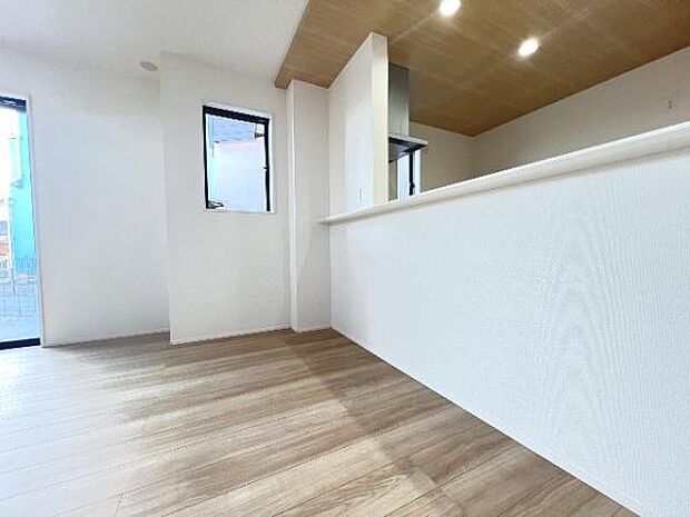 キッチン正面にダイニングセットを配置することで、配膳もスムーズに。調理中も会話を楽しめます。