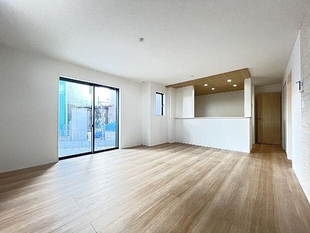 明るい日差しが入る風通しの良いリビングです。