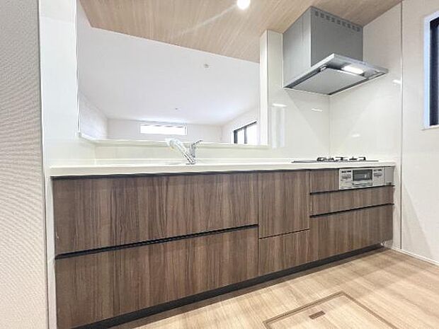 ご家族を見守りながら家事が捗る対面式キッチン。お料理をしながらご家族のサポートも可能です。