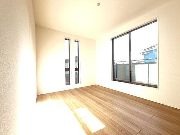 明るい広々とした主寝室でご家族ゆっくりお休みになれますね。