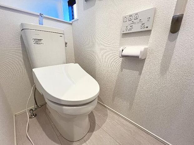 シャワー洗浄機能付のトイレは、清潔感が印象的な空間ですね。