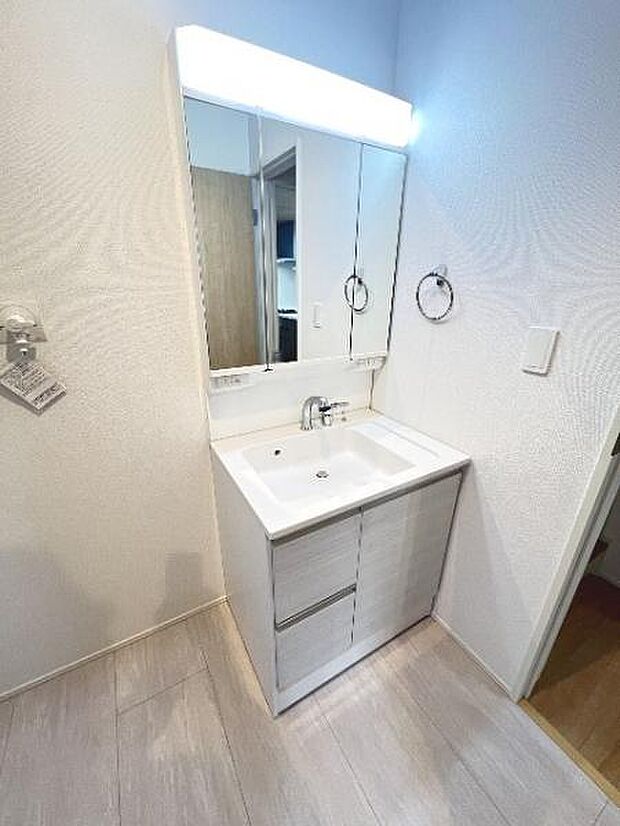 シャワー付き洗面化粧台です。手軽にシャンプーができ、お掃除もしやすいですね。