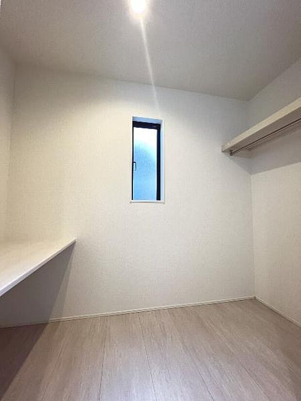 ウォークインクローゼットがあり収納スペースも豊富。季節物もスッキリ片付きそうです。