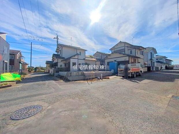 前面道路を含めた現地写真です。