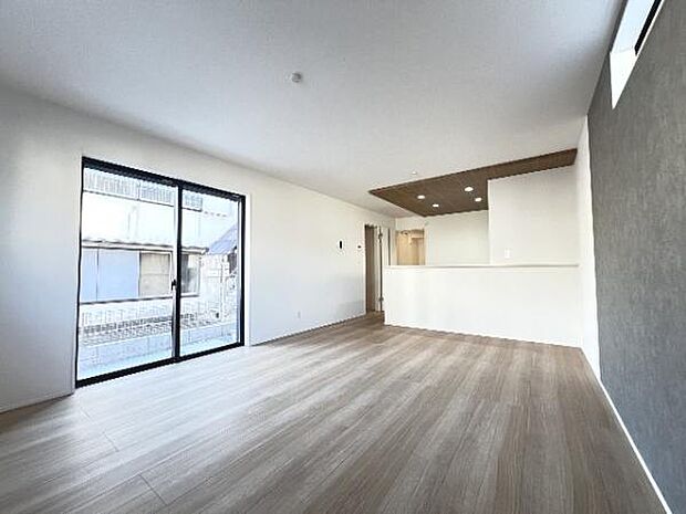 明るい日差しが入る風通しの良いリビングです。