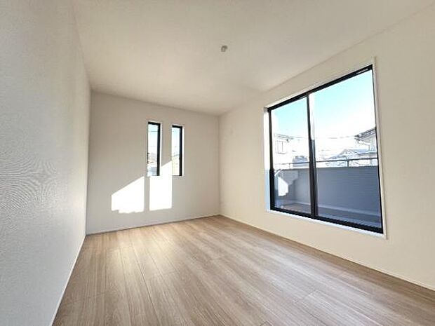 明るい広々とした主寝室でご家族ゆっくりお休みになれますね。