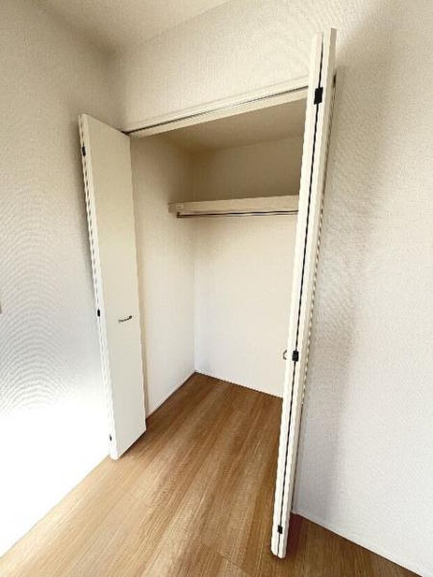 中の物を確認しやすく、取り出しやすい収納スペース。お部屋を広々とお使いいただけます。