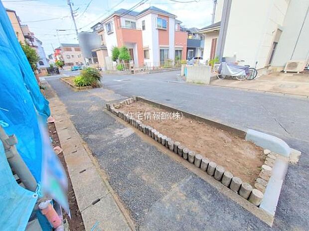 前面道路を含めた現地写真です。