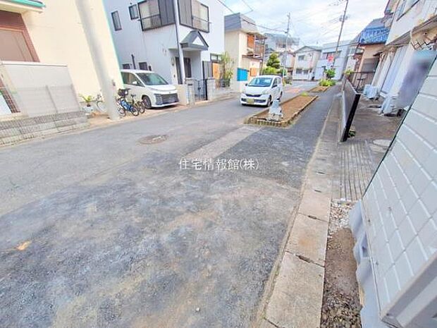 前面道路を含めた現地写真です。