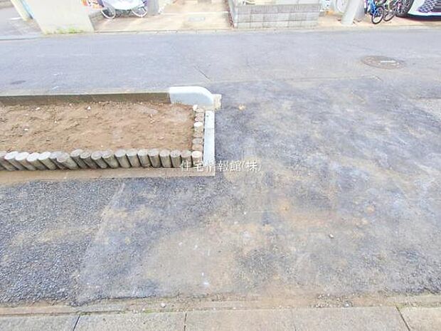 前面道路を含めた現地写真です。