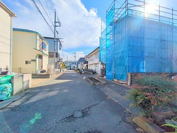 前面道路を含めた現地写真です。