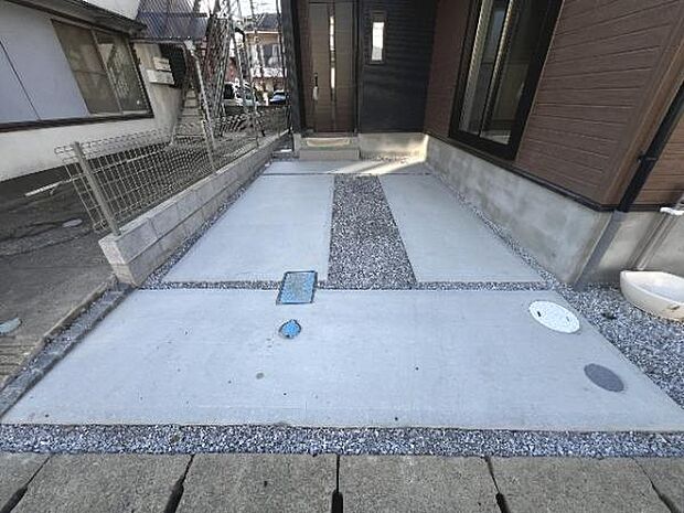 駐車場です。前面道路との高低差も少なく、スムーズに出入りできます。