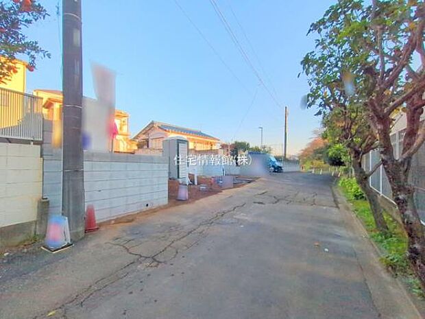 前面道路を含めた現地写真です。