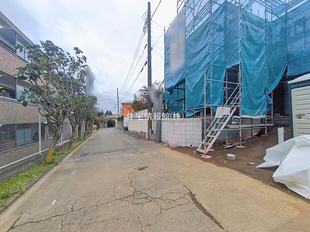 前面道路を含めた現地写真です。