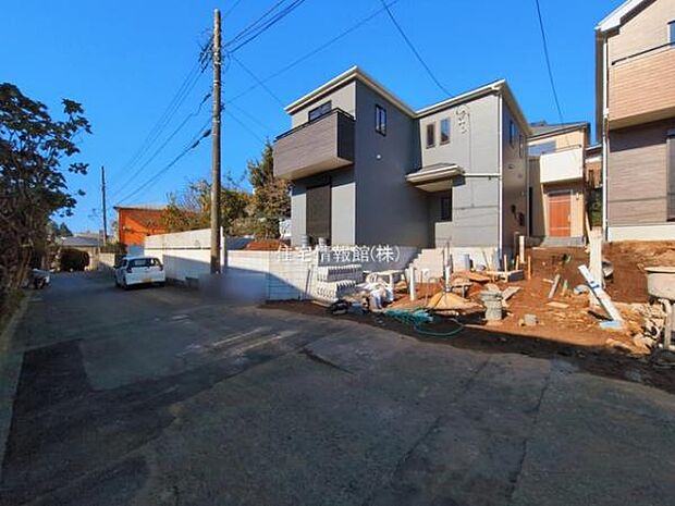 前面道路を含めた現地写真です。