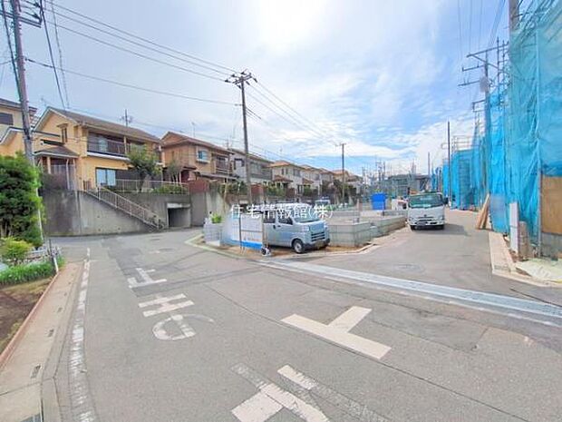 前面道路を含めた現地写真です。