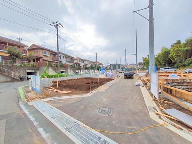 前面道路を含めた現地写真です。