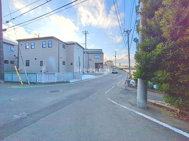前面道路を含めた現地写真です。