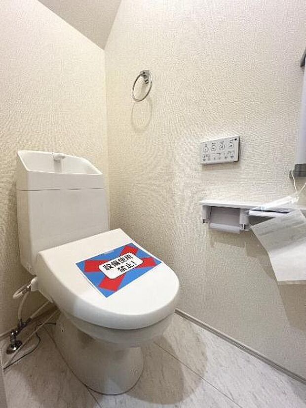 シャワー洗浄機能付のトイレは、清潔感が印象的な空間ですね。