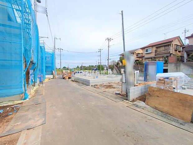 前面道路を含めた現地写真です。