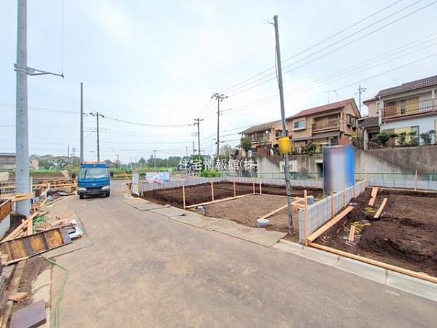 前面道路を含めた現地写真です。