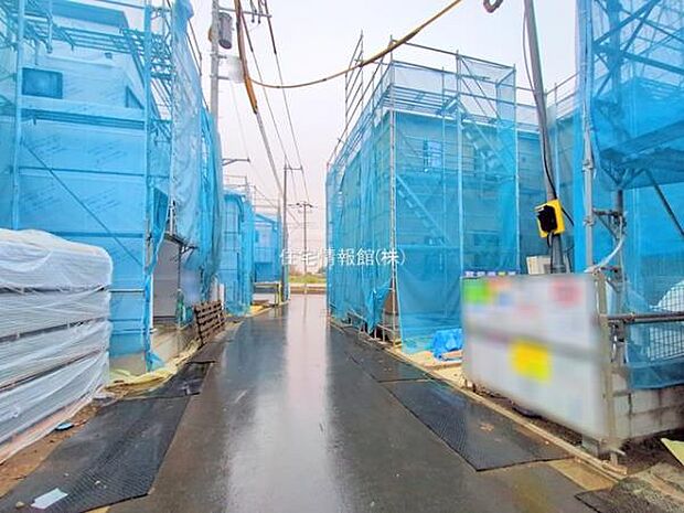 前面道路を含めた現地写真です。