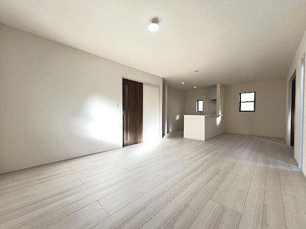 明るい日差しが入る風通しの良いリビングです。