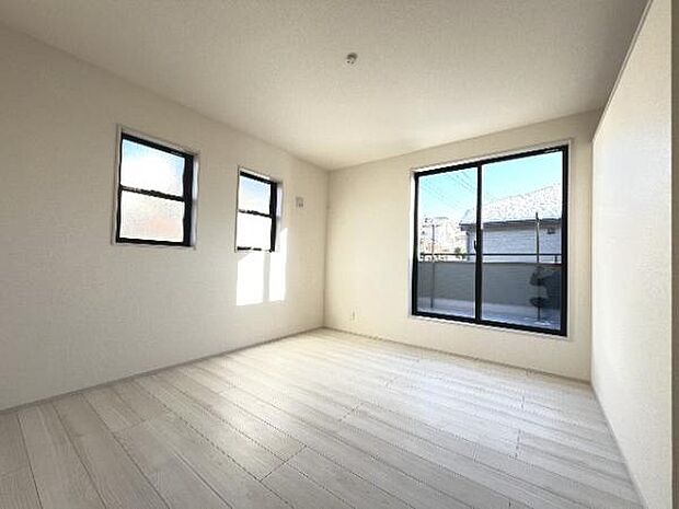 明るい広々とした主寝室でご家族ゆっくりお休みになれますね。